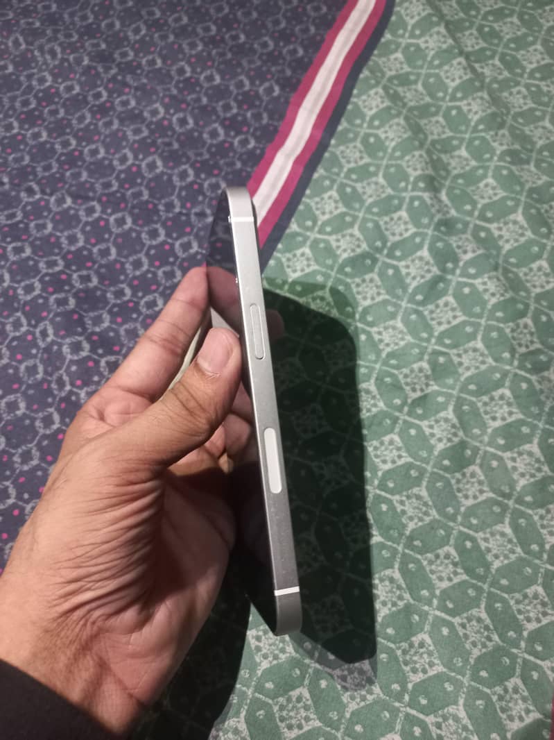 Apple iPhone 13 2