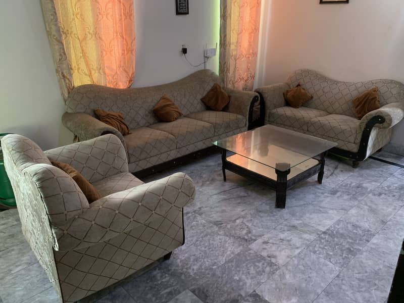 Six seater sofa. 4