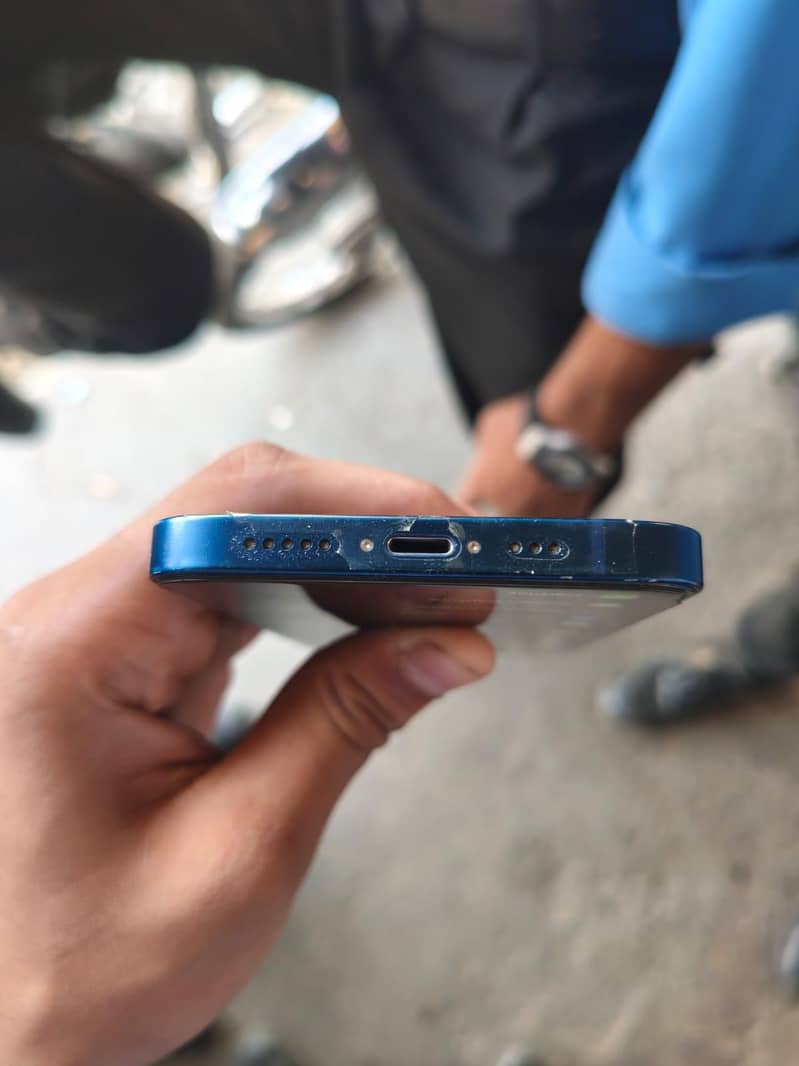 Apple iPhone 12 4