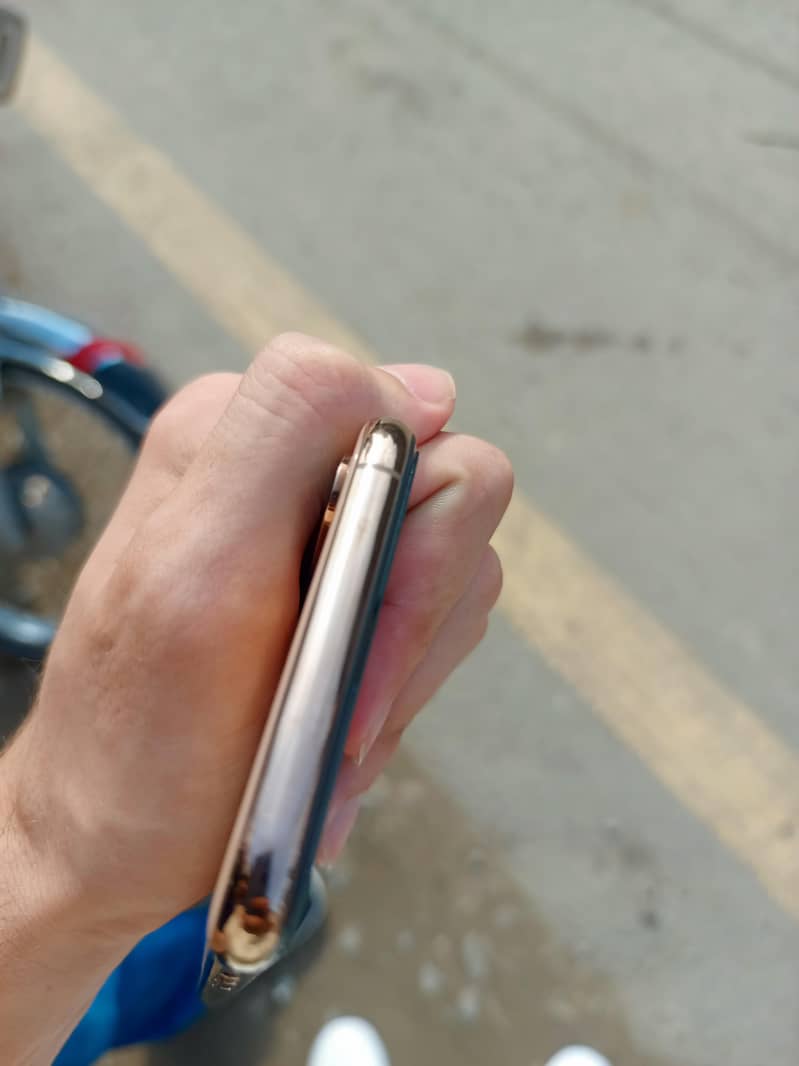 Apple iPhone XS 1