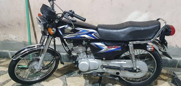 Honda 125 model 2025 in good condition black colour