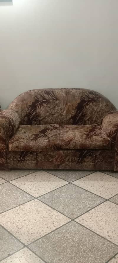 URGENT SALE: 6 -Seater set in Excellent and neat condition for sale.