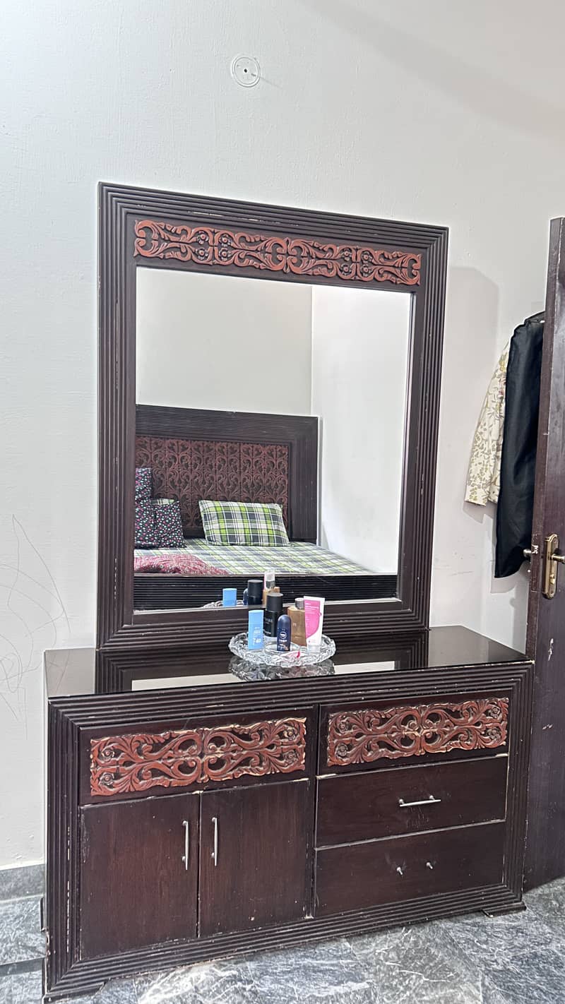 Bed with side tables and dressing table 2
