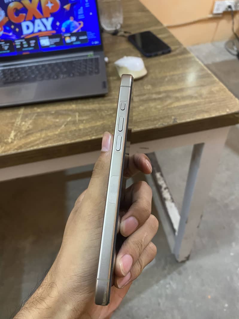 Apple iPhone 15 Pro Max 2