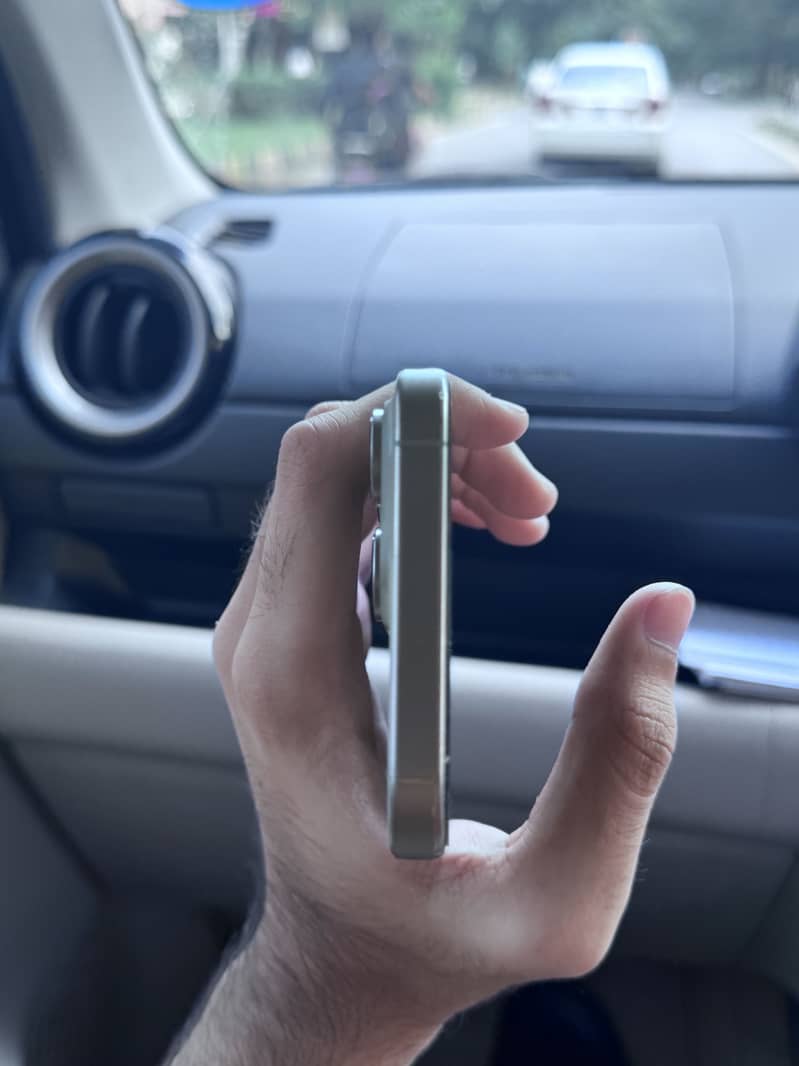 iPhone 16 Pro Max jv 4