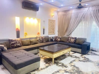 9 seater sofa L shaped beautiful new in condition with coffee table,