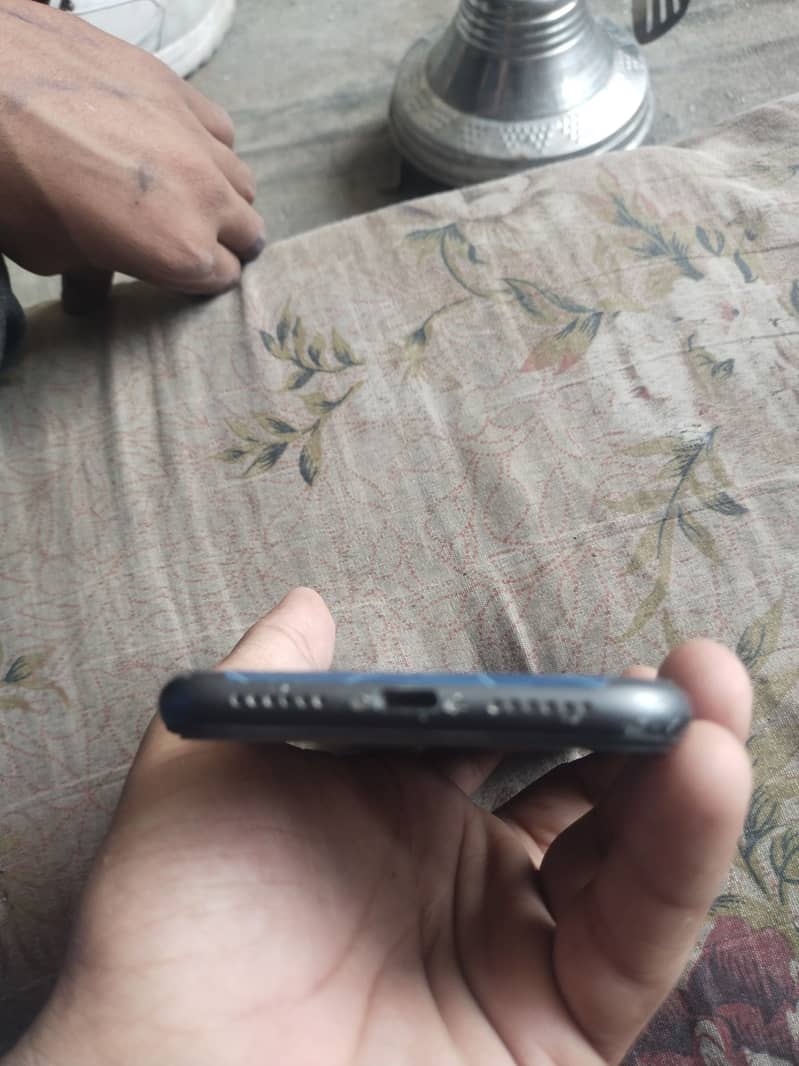 Apple iPhone 11 4