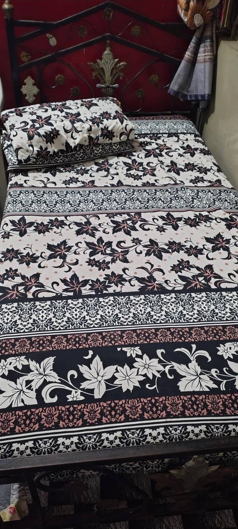 Two single iron bed 0