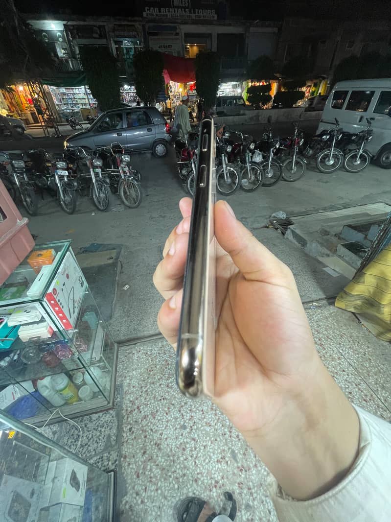 Apple iPhone XS Max 2
