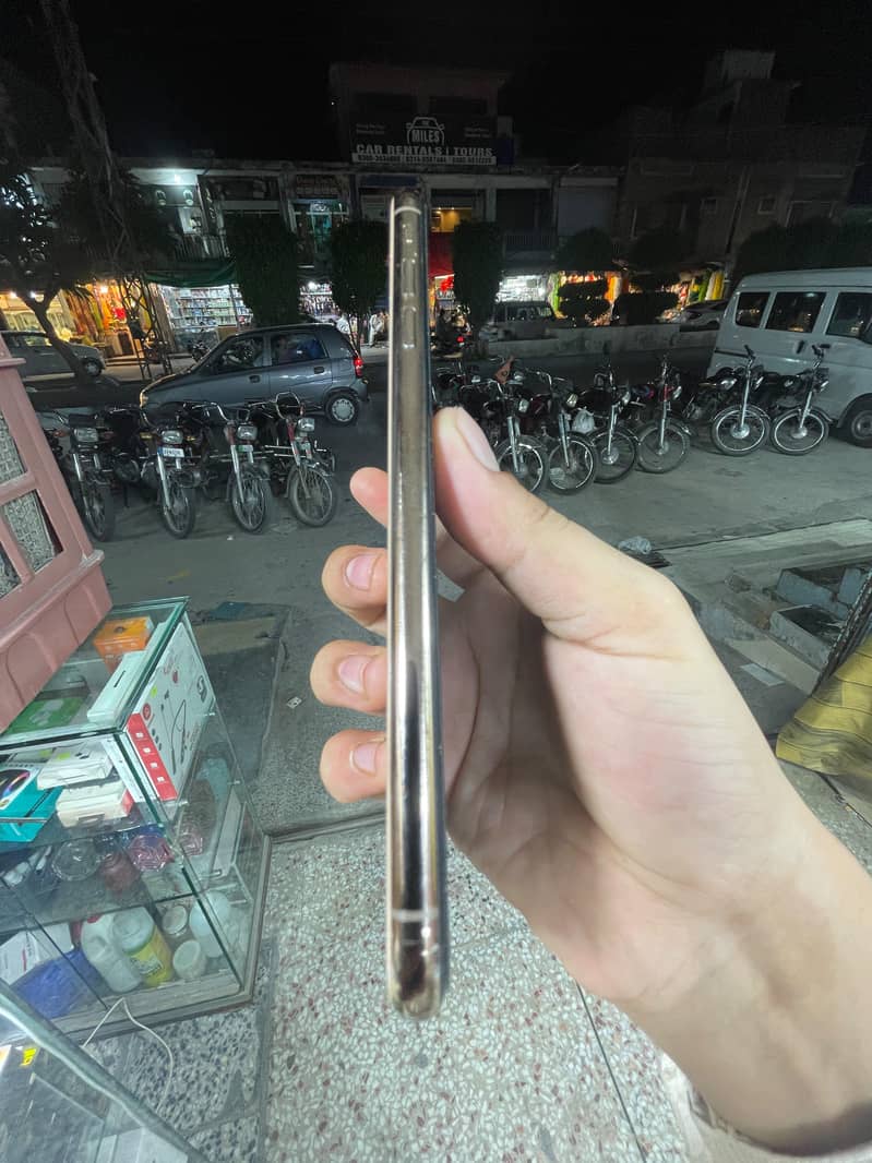 Apple iPhone XS Max 3