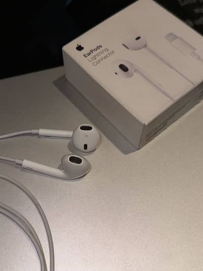 AlMOST NEW APPLE EARPODS LIGHTNING 10/10