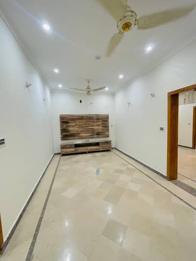 Second floor 6 Marla with 3 beds available for rent In dream gardens Lahore