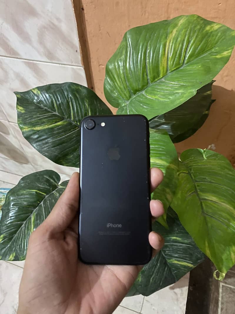 Apple iPhone 7 0