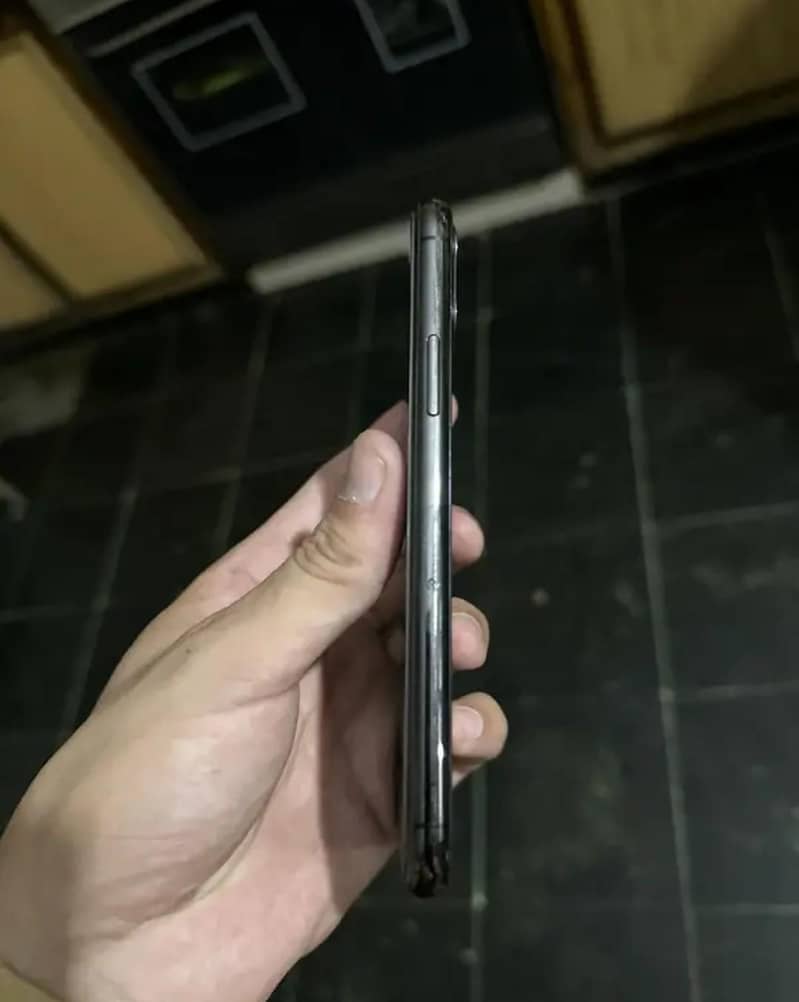 Apple iPhone 11 Pro 4