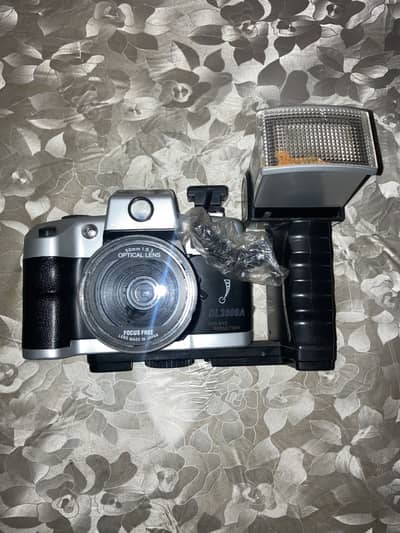 This camera is old molde DL 2000A Red Eye Reduction