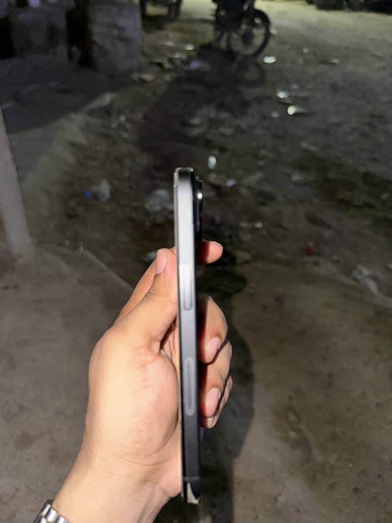 Apple iPhone 15 4