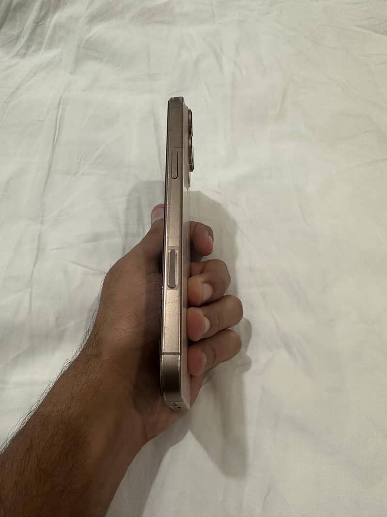Apple iPhone 16 Pro Max 4