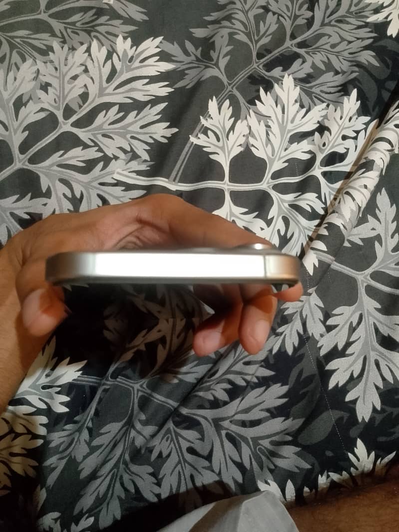 Apple iPhone 16 Pro Max 4