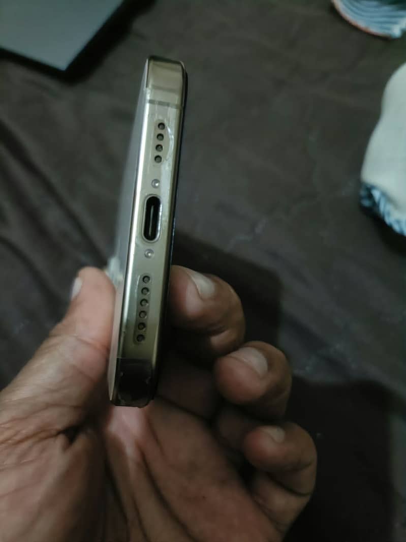 Apple iPhone 16 Pro Max 6