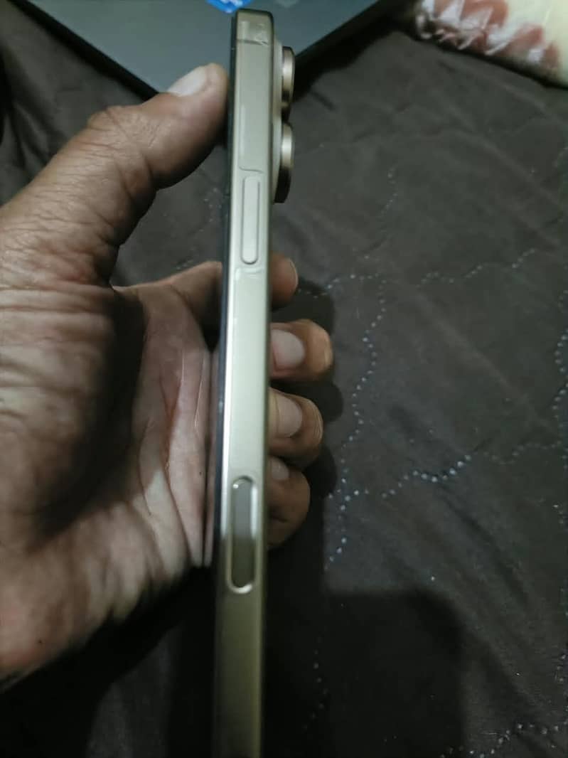 Apple iPhone 16 Pro Max 8