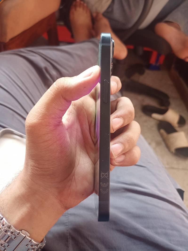 Apple iPhone 14 with Box 4