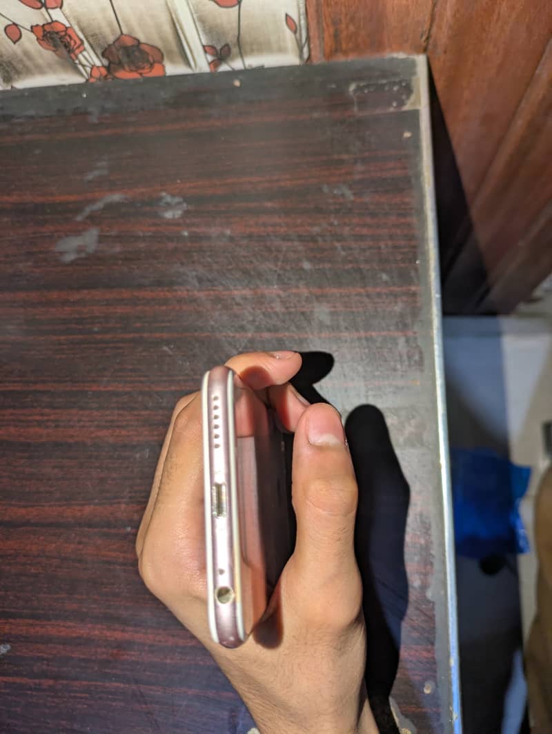 Apple iPhone 6S 4
