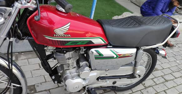 Honda 125 self start red colour total geniun bike no work required