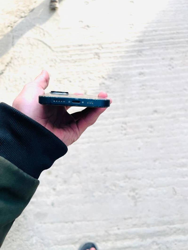 Apple iPhone 13 2