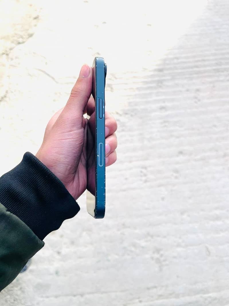 Apple iPhone 13 5