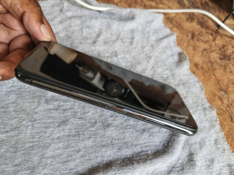 Apple iPhone X 4