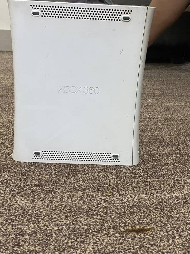 Xbox 360 used condition with one controller 0