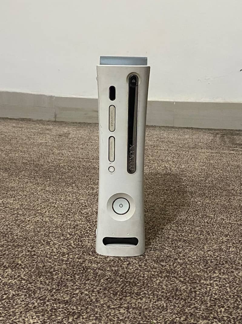 Xbox 360 used condition with one controller 2
