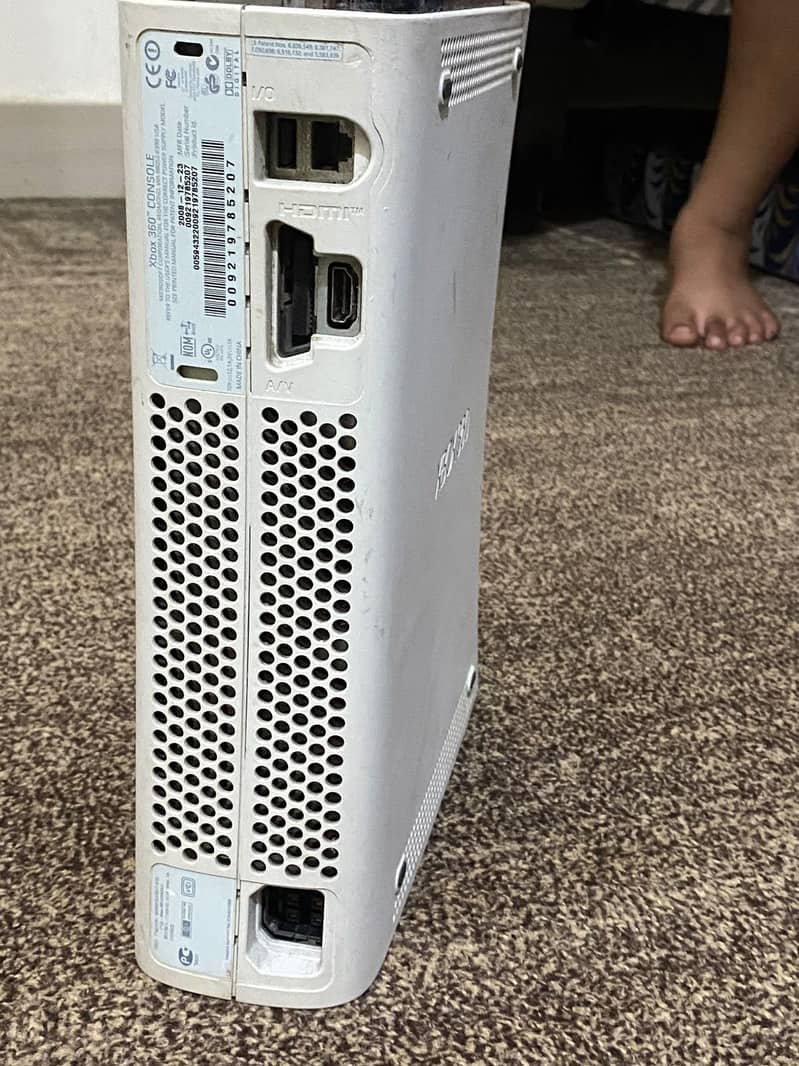 Xbox 360 used condition with one controller 3