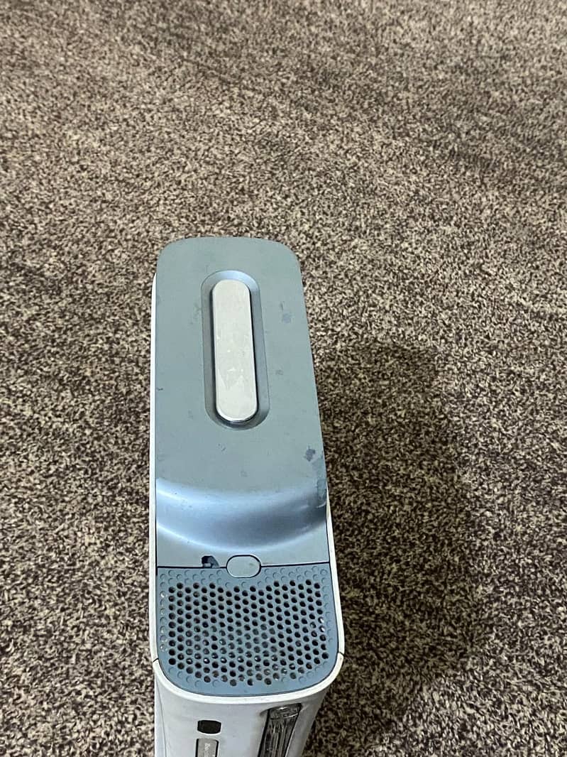 Xbox 360 used condition with one controller 4
