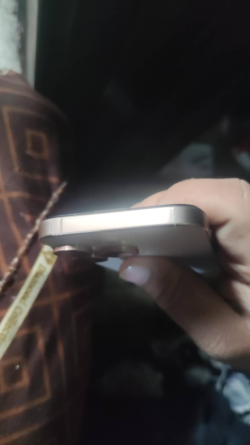 Apple iPhone 16 Pro 3