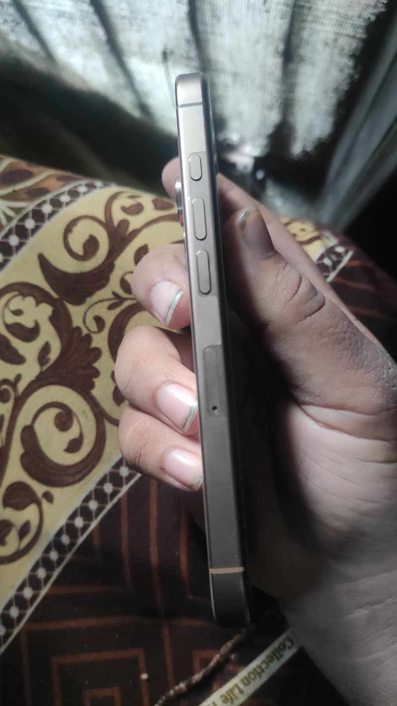 Apple iPhone 16 Pro 4