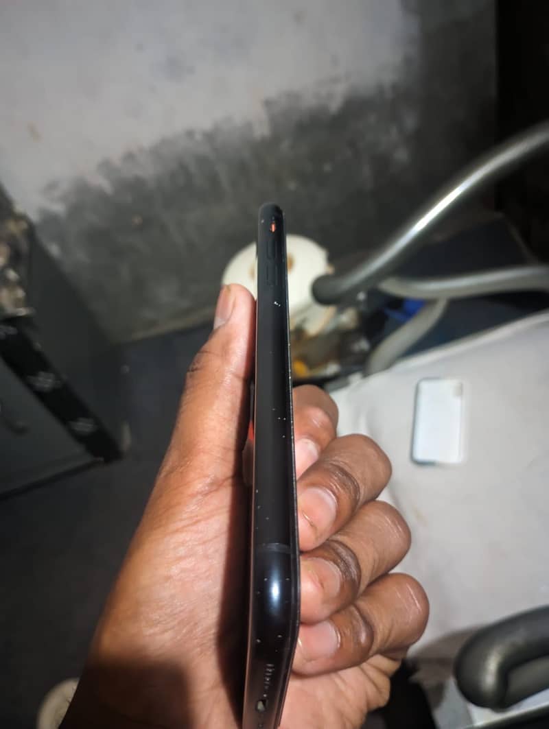 Apple iPhone XR 7