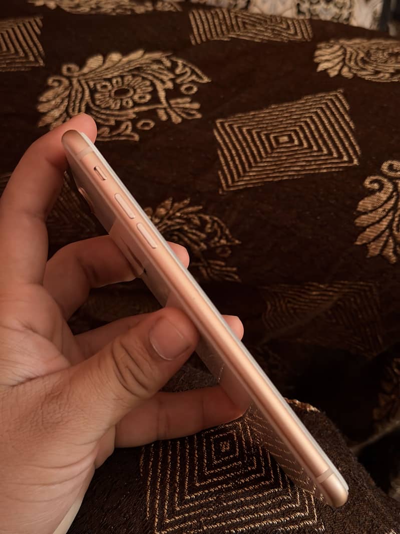 Apple iPhone 8 Plus 4