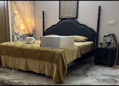 bed with side table (black deco)