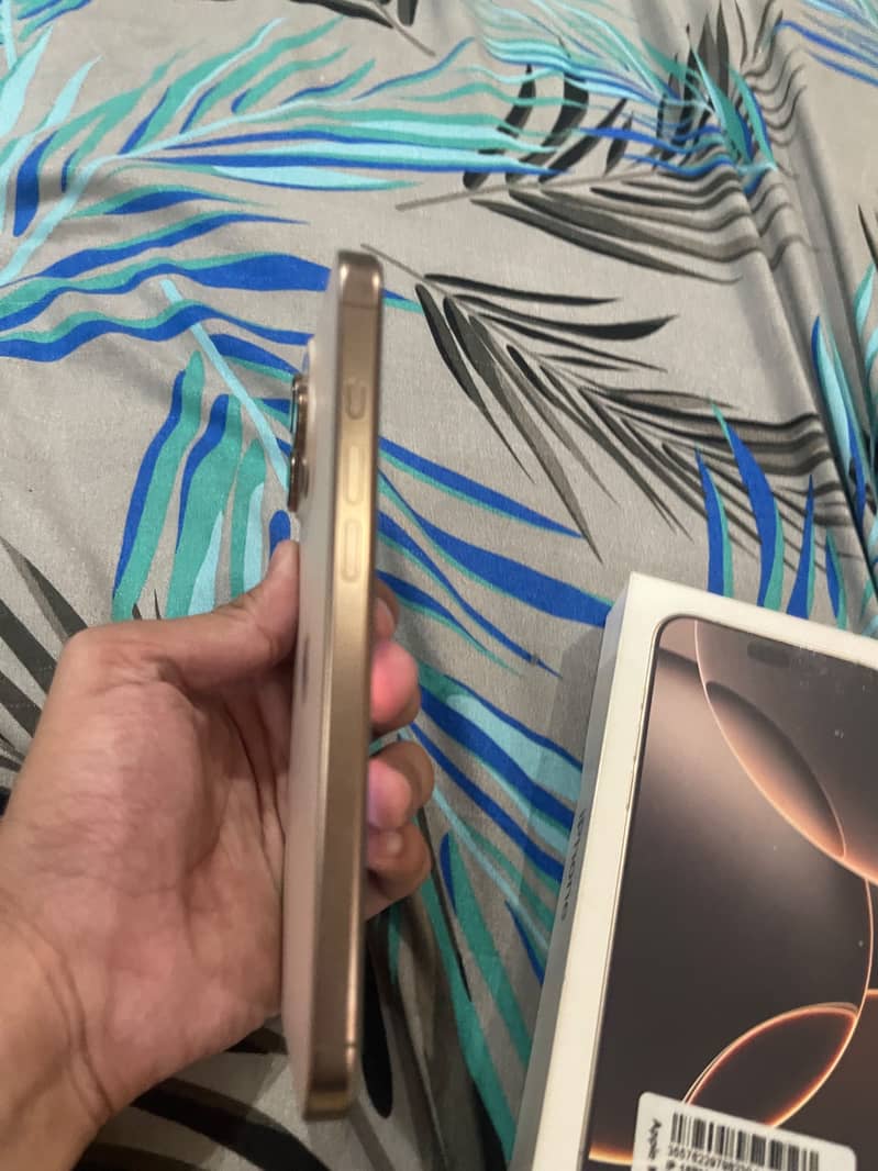Apple iPhone 16 Pro Max 6
