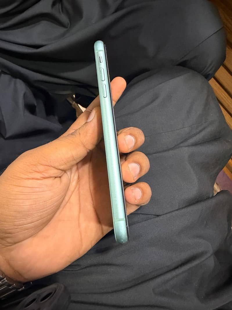 Apple iPhone 11 4