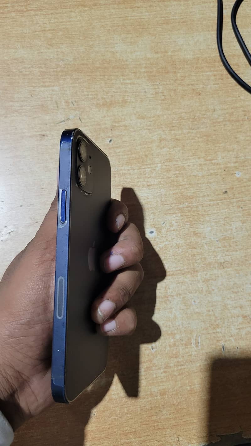 Apple iPhone 12 4