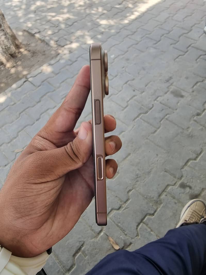 Apple iPhone 16 Pro 1