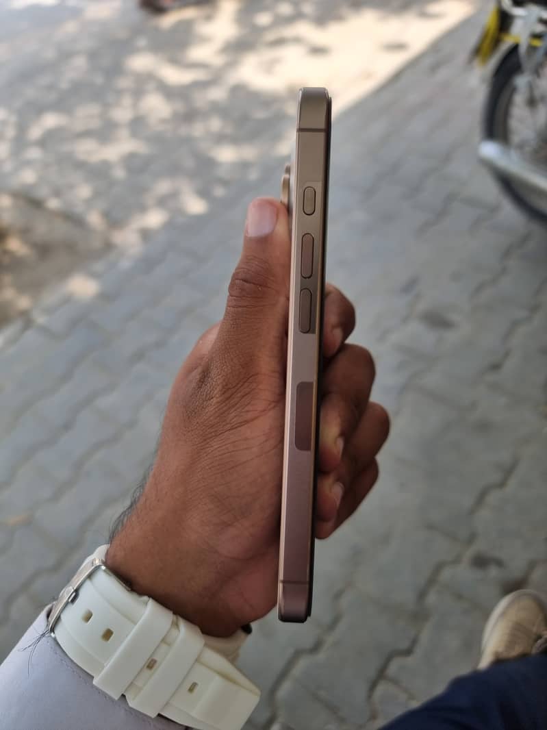 Apple iPhone 16 Pro 2