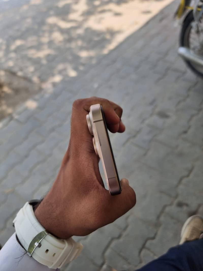 Apple iPhone 16 Pro 3