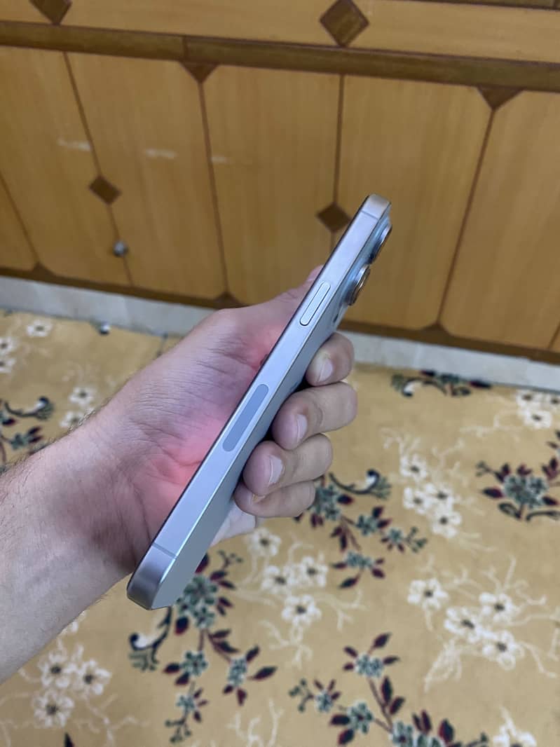 Apple iPhone 15 Pro Max 4