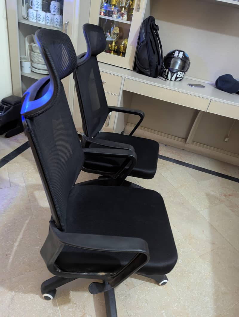 2x Comfortable Chairs 2