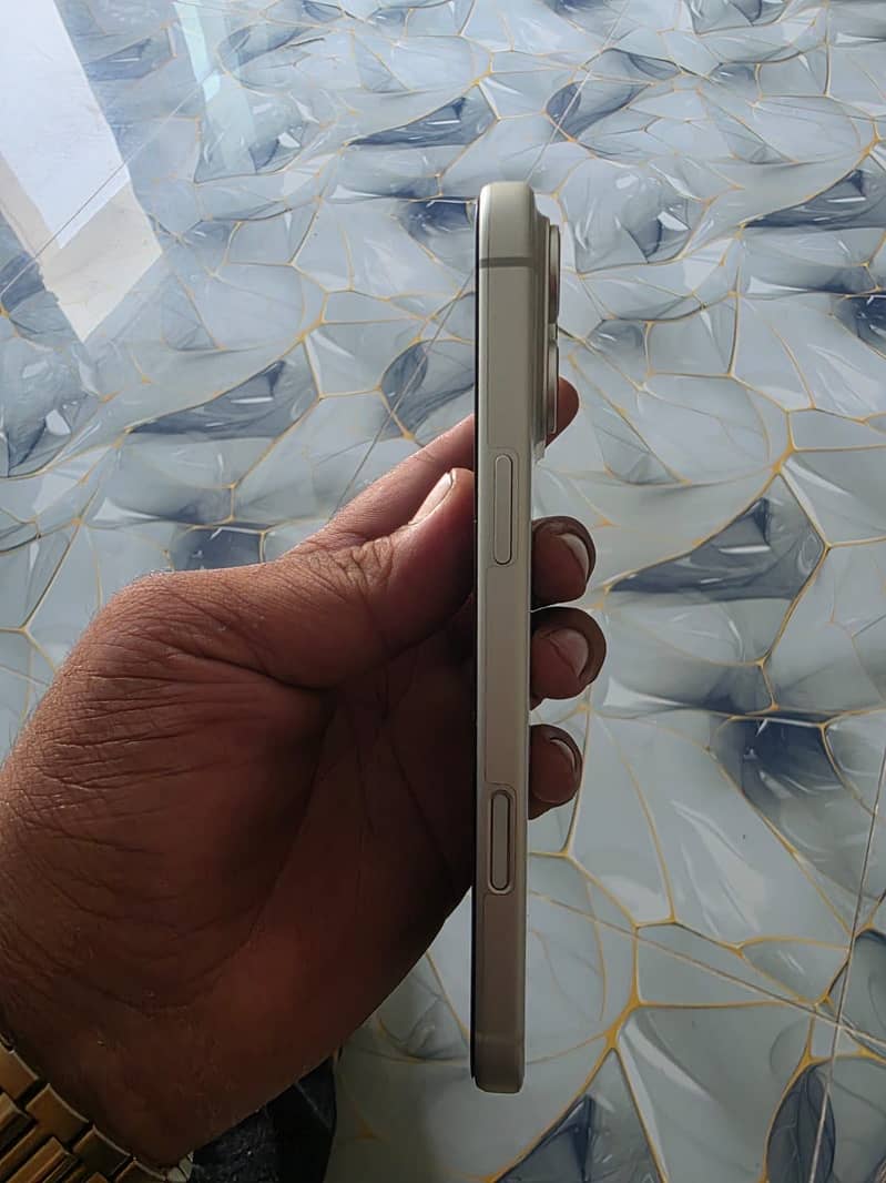 Apple iPhone 17 Pro Max 4