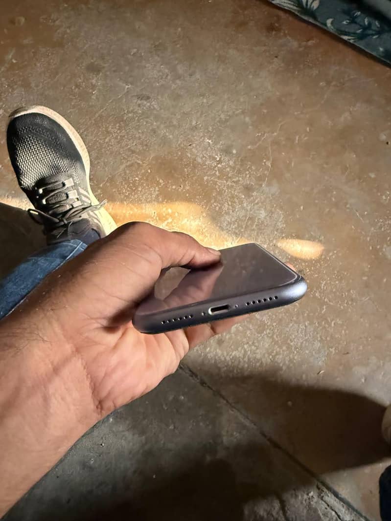 Apple iPhone 11 4