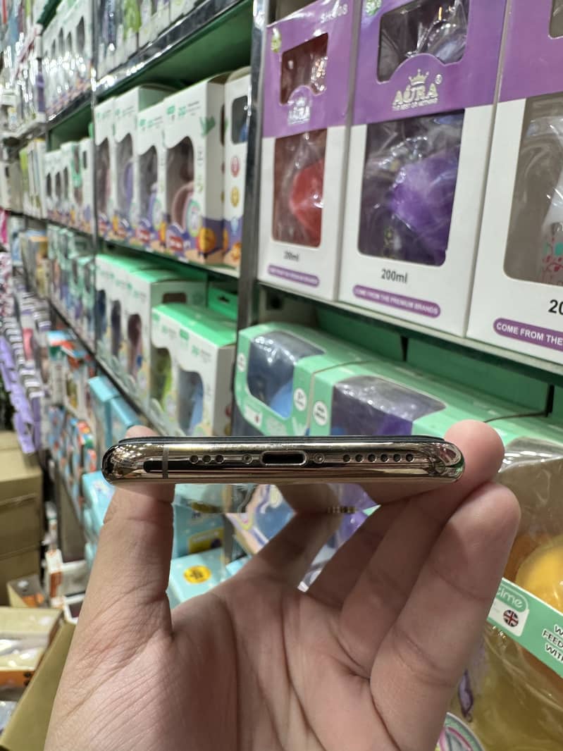 Apple iPhone XS 4